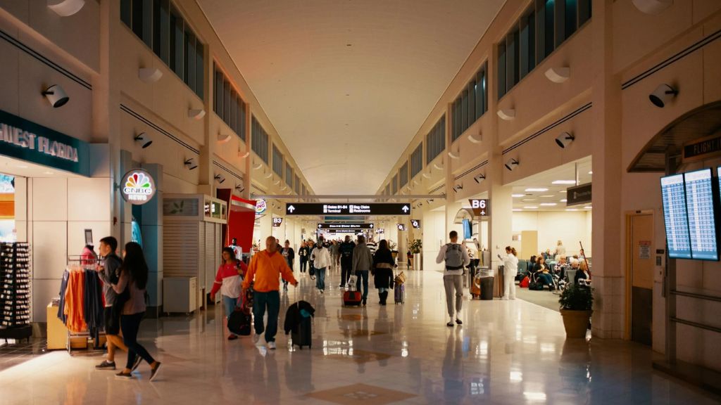 United Airlines Phoenix Terminal Arrivals 